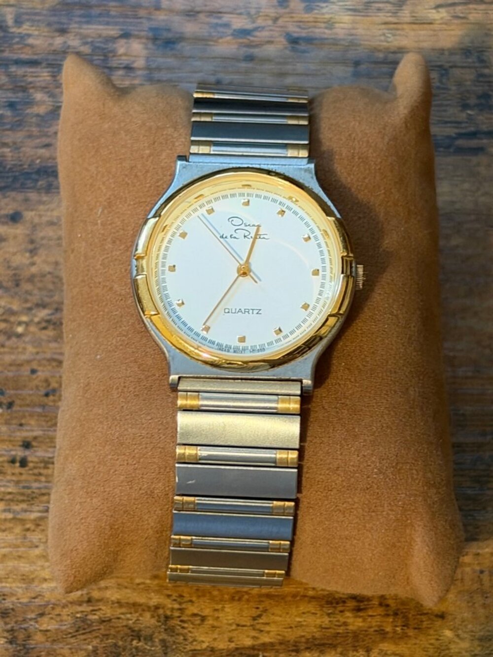 Oscar de la Renta Quartz Two-Tone Integrated Bracelet Gold Bezel 227-2035 36mm
